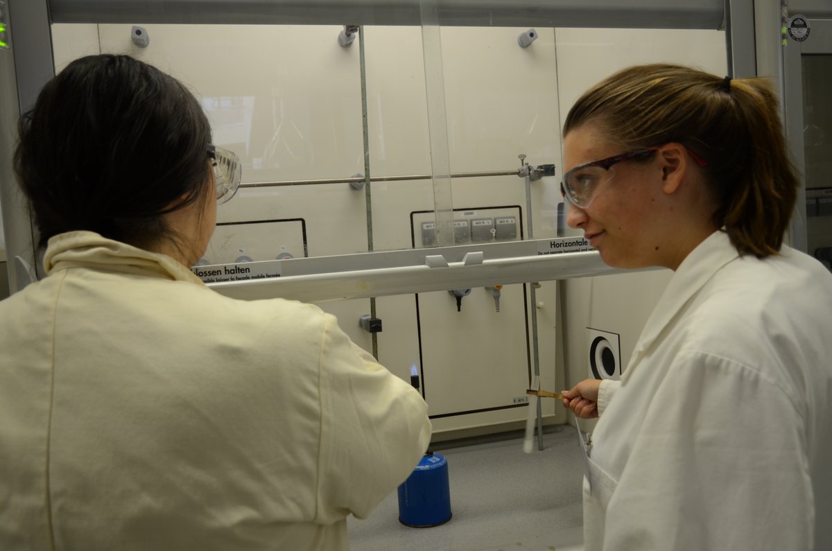 Schülerinnen machen Versuche im Chemielabor der Uni Konstanz