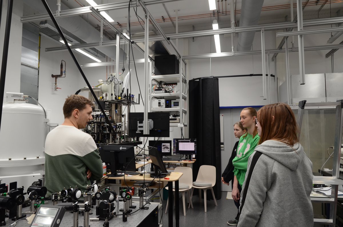 Teilnehmerinnen besuchen das Attosekunden Elektronenmikroskop