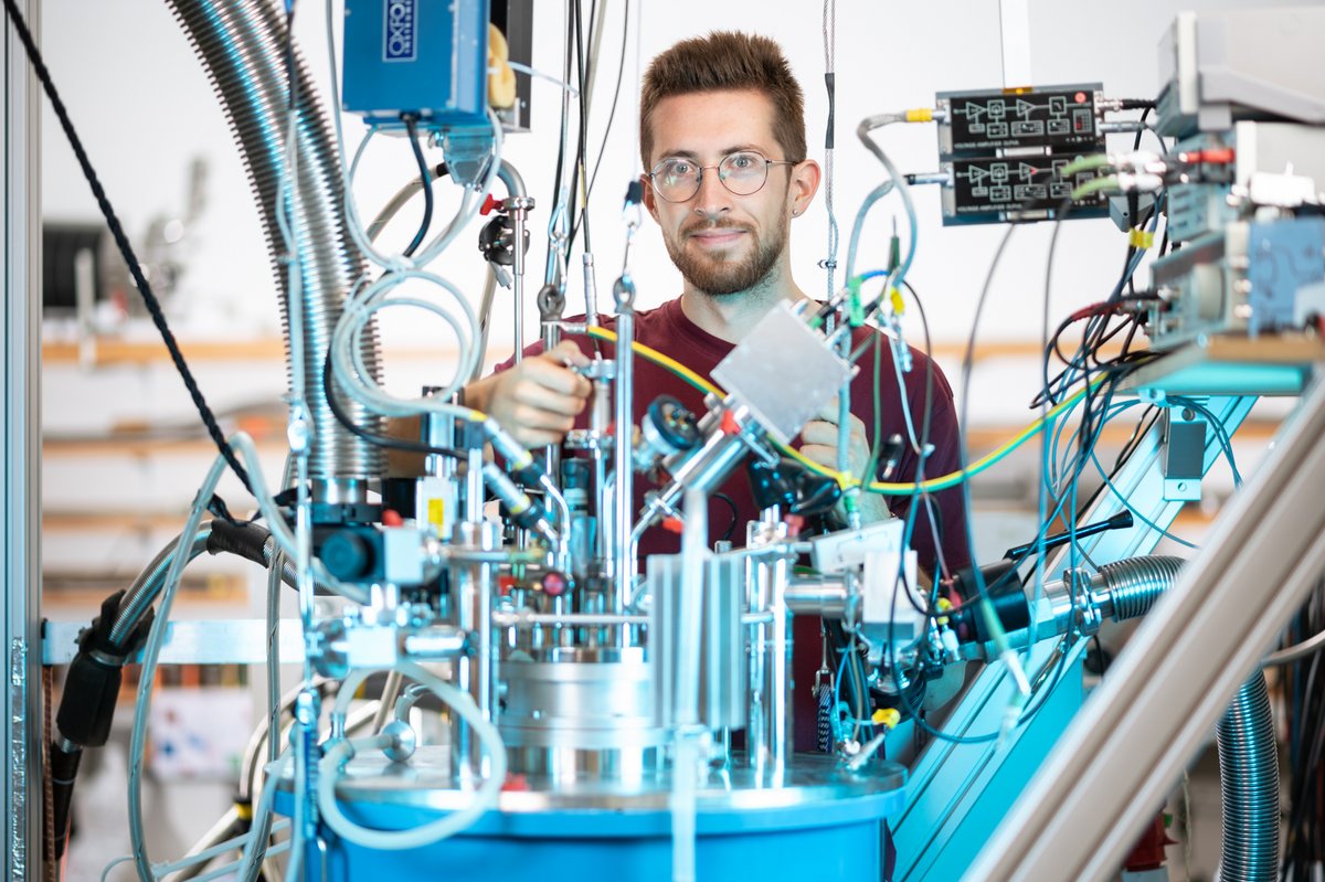 Master student working on a cryostat for the investigation of single-molecule contacts.