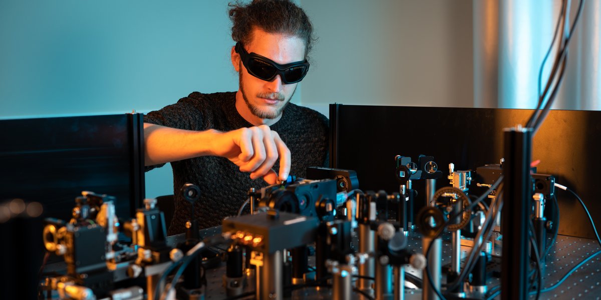 Justage im Laserlabor der AG Gönnenwein zur Messung von Spin- und Magonenrauschen mithilfe ultraschneller Spinrauschspektroskopie