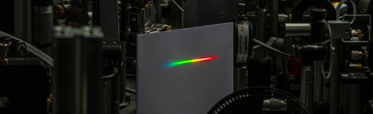 Buntes Regenbogenspektrum auf einem Bildschirm 