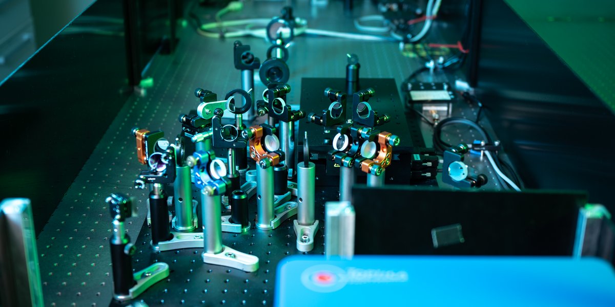 Optikaufbau im Laserlabor zu hochfrequentem Spinrauschen