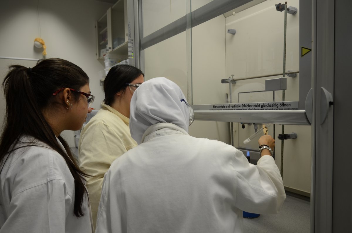 Schülerinnen machen Versuche im Chemielabor der Uni Konstanz