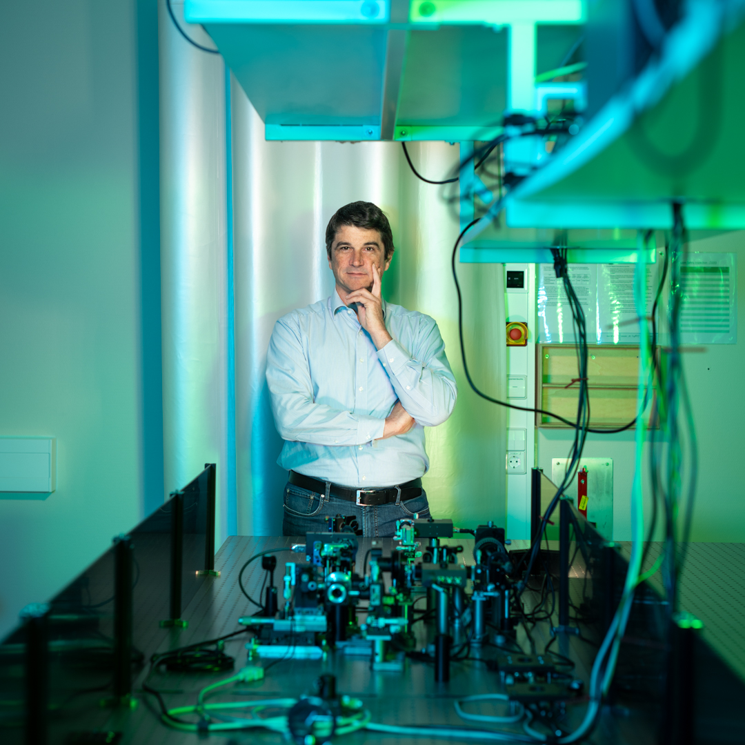 Prof. Dr. Sebastian T. B. Gönnenwein im Laserlabor zur Untersuchung von hochfrequentem Spin-Rauschen
